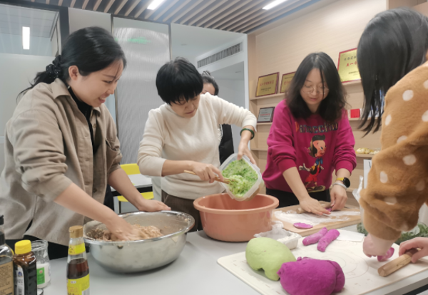 “情暖冬至，饺香四溢”——中智西安公司工会组织冬至包饺子活动97