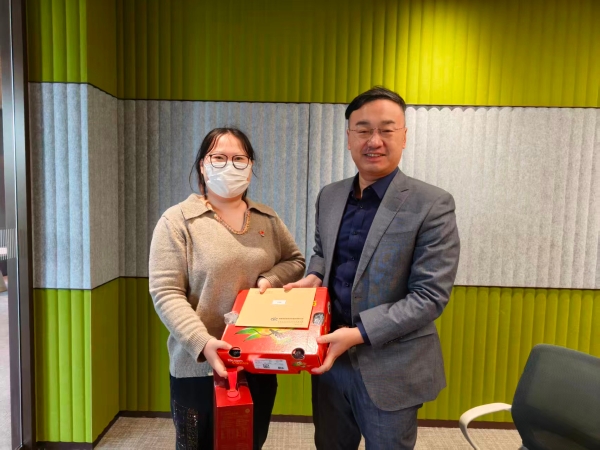 12副总经理李云峰慰问困难党员