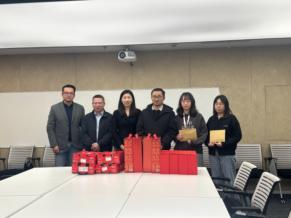 11副总经理陈慧敏慰问关爱通公司困难党员群众